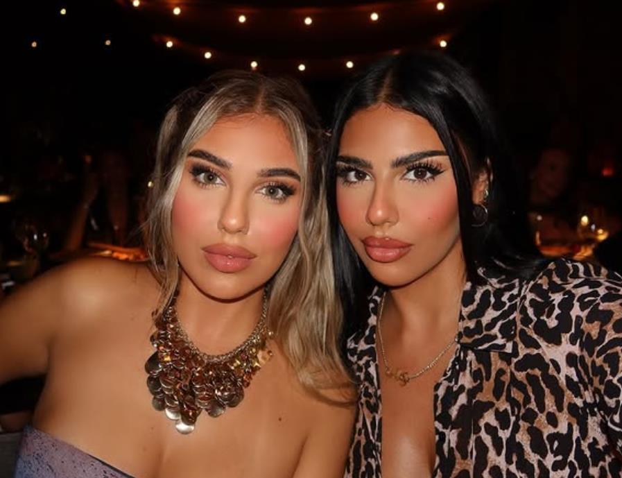 Mandi Vakili, Ana Vakili