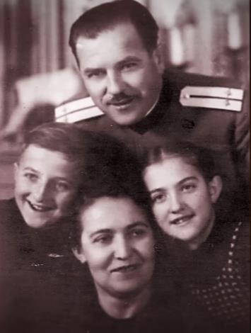 Nikola sa suprugom i decom.jpg