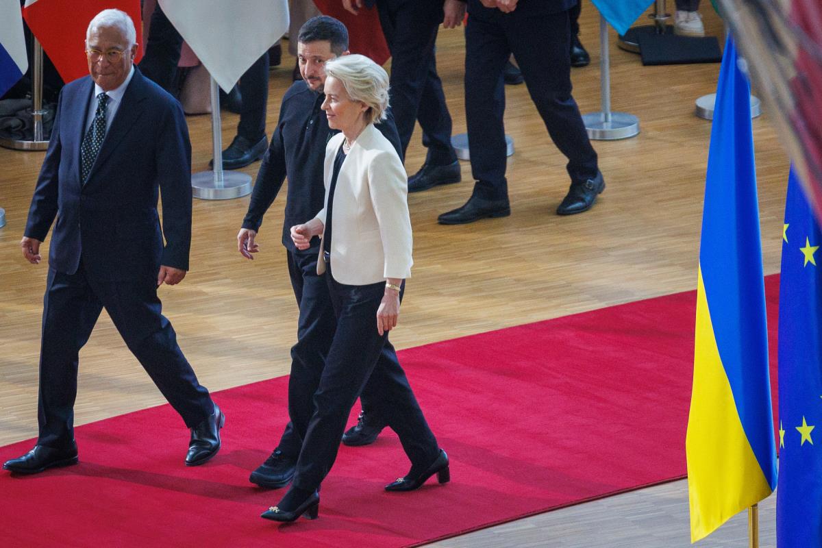 macorn01 EPA Olivier Matthys.jpg