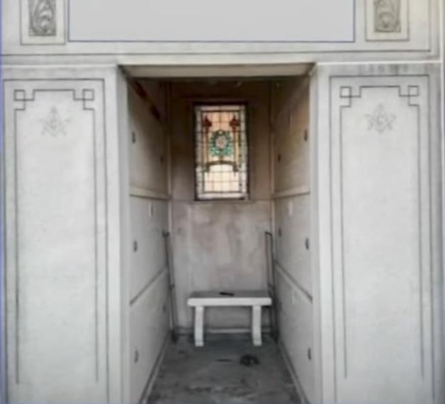 Ukradena vrata sa kapele 3.png