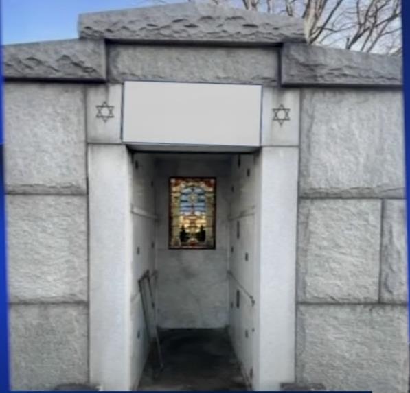 Ukradena vrata sa kapele 1.png