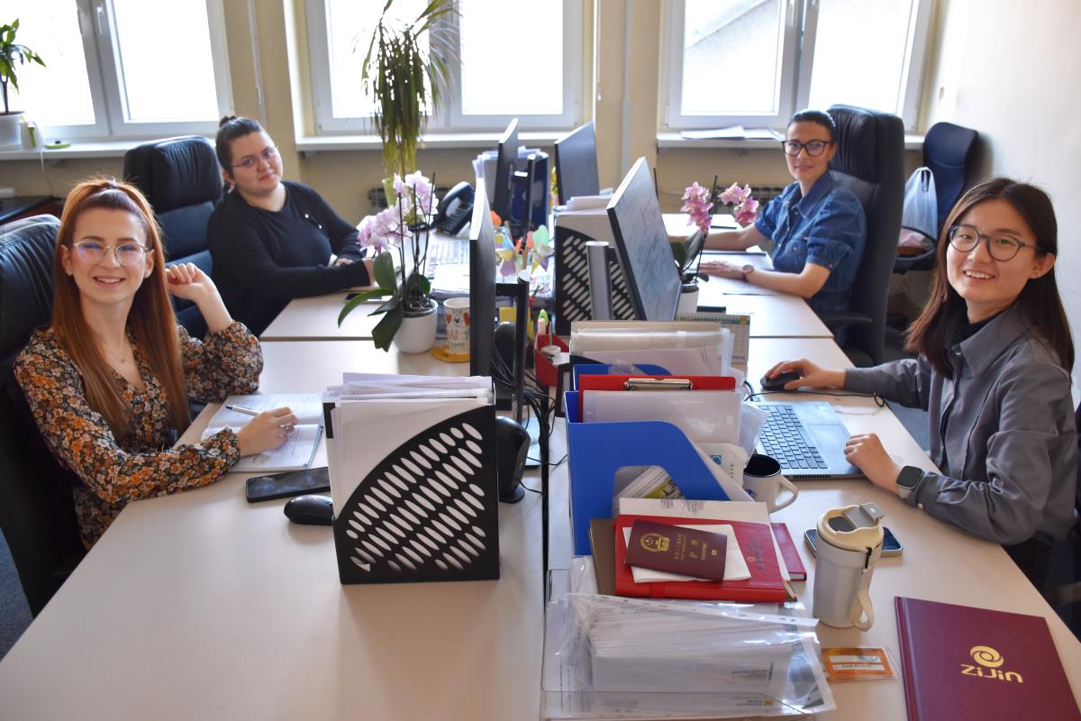 01 Na radnom mestu u HR-u.jpg