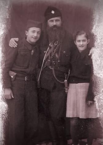 Nikola Kalabić sa ćerkom i sinom.jpg