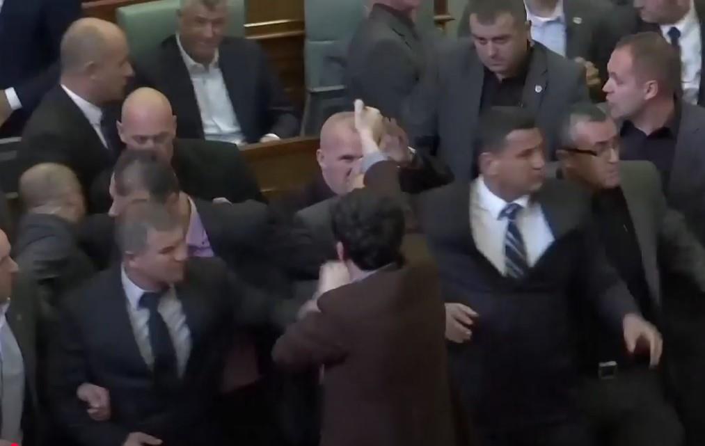 OVU SRAMAN ČIN KURTIJA JE SRPSKA OPOZICIJA OPONAŠALA: Pogledajte kako je leteo suzavac u tzv. Skupšt