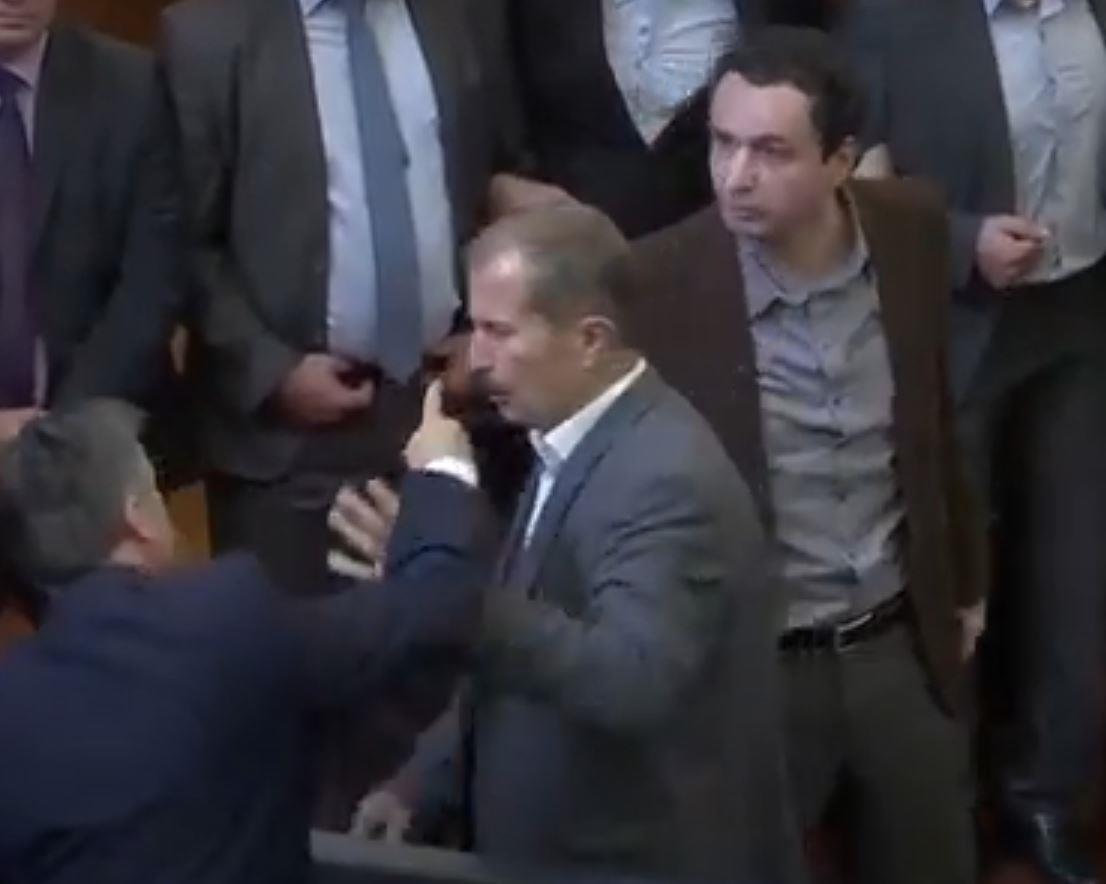 Kurti Suzavac Skupština 2.jpg