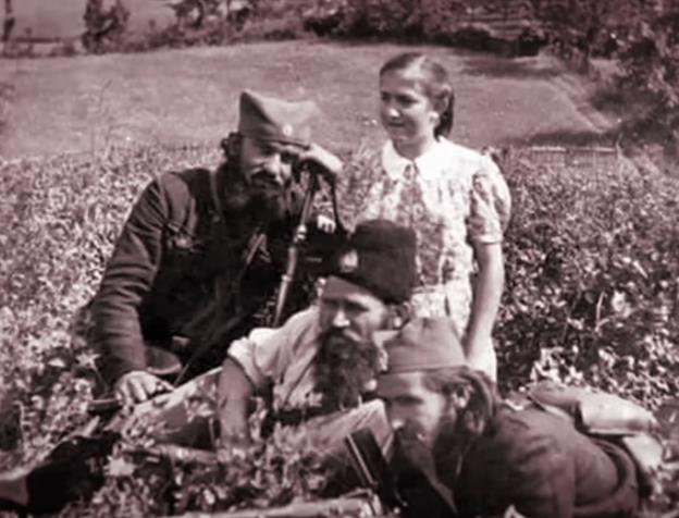 Nikola Kalabić sa članovima Garde i ćerkom Mirjanom.jpg