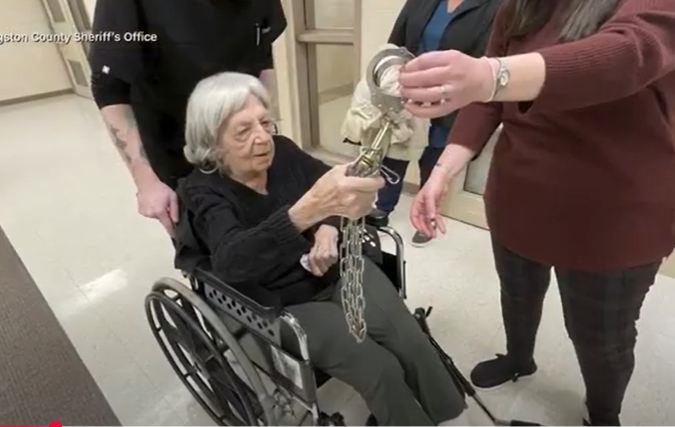 Baka 104 rođendan proslavila u zatvoru 3.jpg