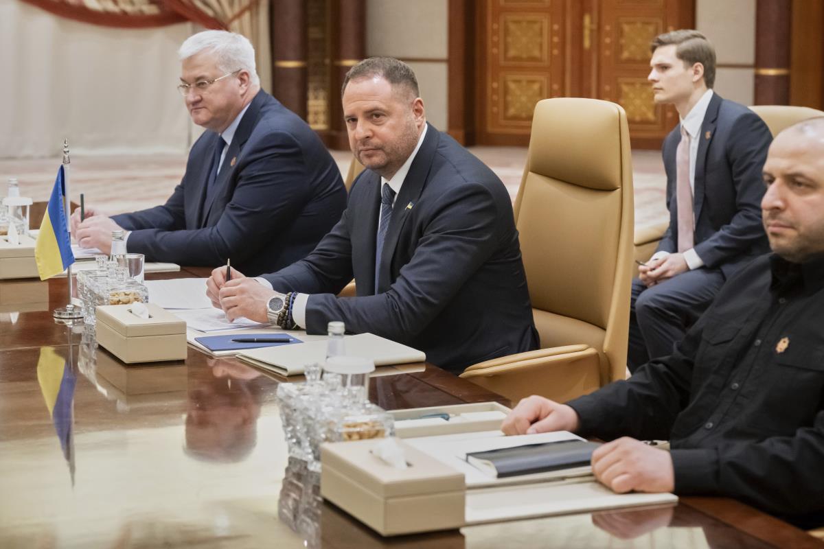 xxx02 AP Saul Loeb.jpg