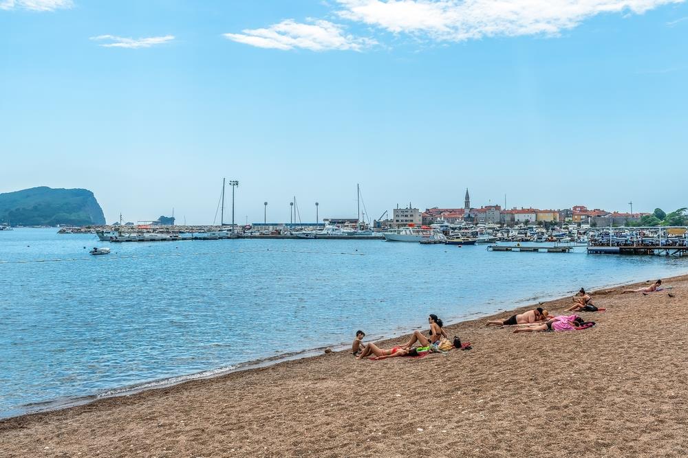 Peščana plaža sa malo ljudi