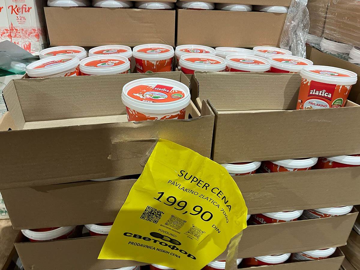 Cene hrane i kućne hemije, friteza na vruć vazduh u ruskom marketu Svetofor