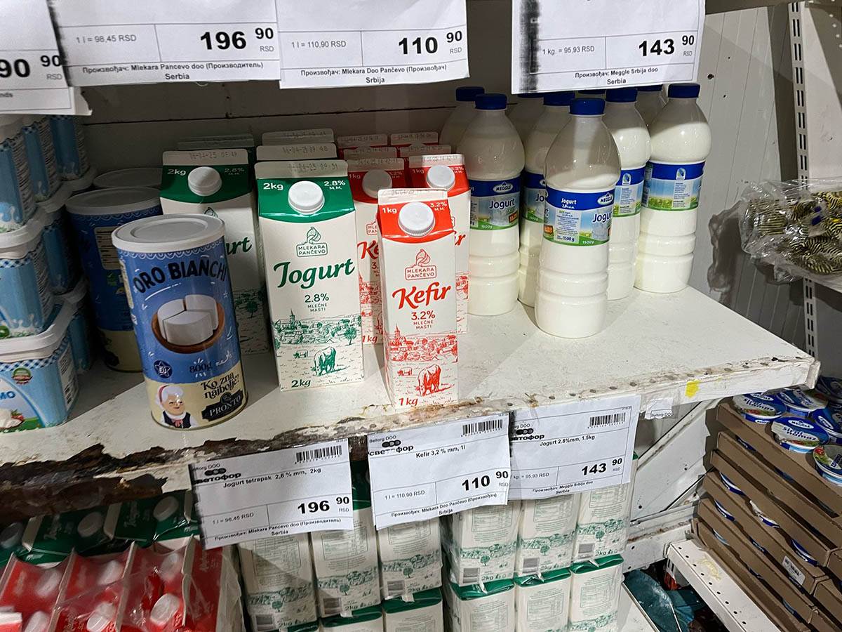 Cene hrane i kućne hemije, friteza na vruć vazduh u ruskom marketu Svetofor