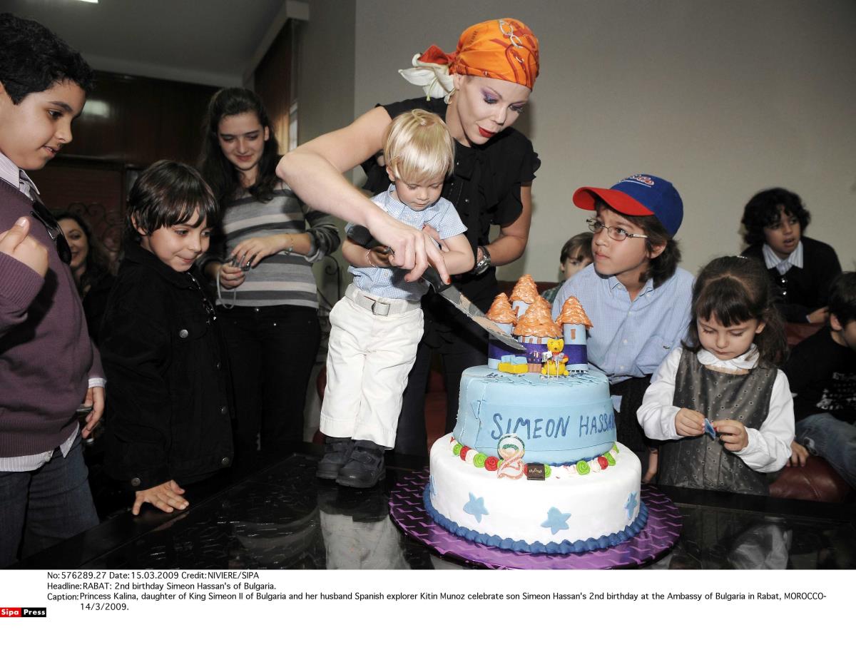 Princeza Kalina seče rođendansku tortu sa sinom