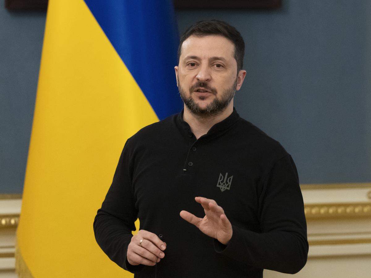 Volodimir Zelenski ispred ukrajinske zastave