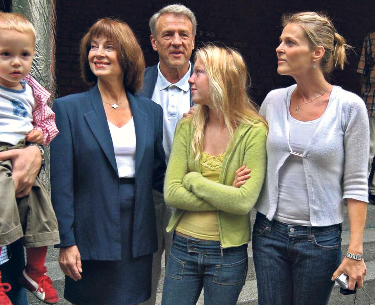 Jelisaveta Karađorđević u kraljevsko plavom odelu