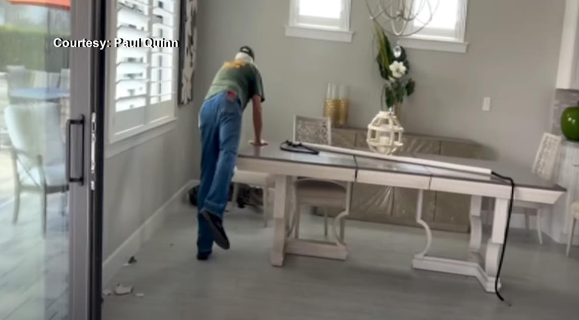 Pol Kvin zatekao aligatora u kuhinji 2.png