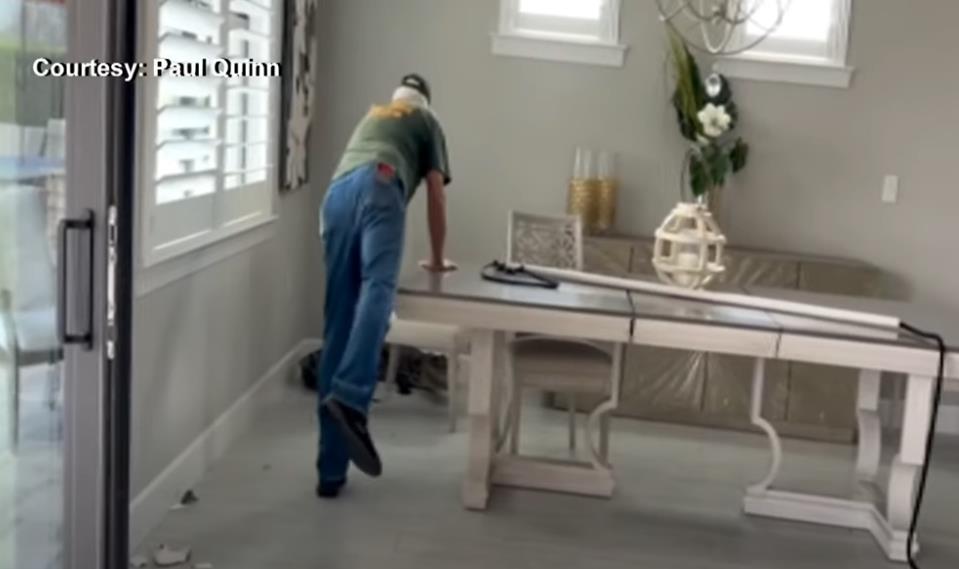 Pol Kvin zatekao aligatora u kuhinji 1.png