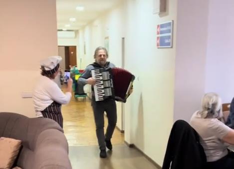 Sin prešao 1500 km da iznenadi majku za rođendan 1.jpg