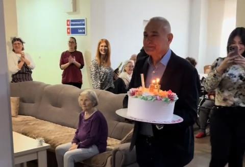 Sin prešao 1500 km da iznenadi majku za rođendan 2.png