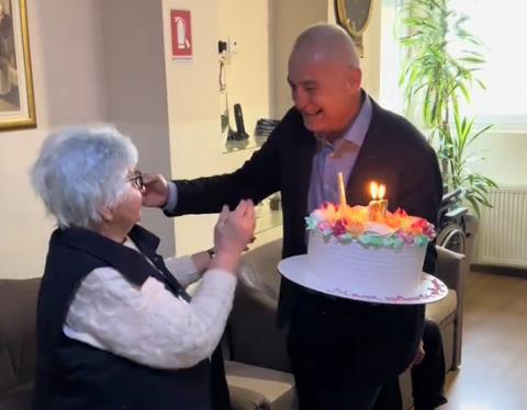 Sin prešao 1500 km da iznenadi majku za rođendan 3.png