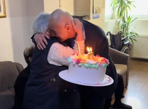 Sin prešao 1500 km da iznenadi majku za rođendan 4.png