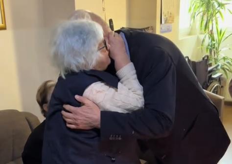 Sin prešao 1500 km da iznenadi majku za rođendan 5.png