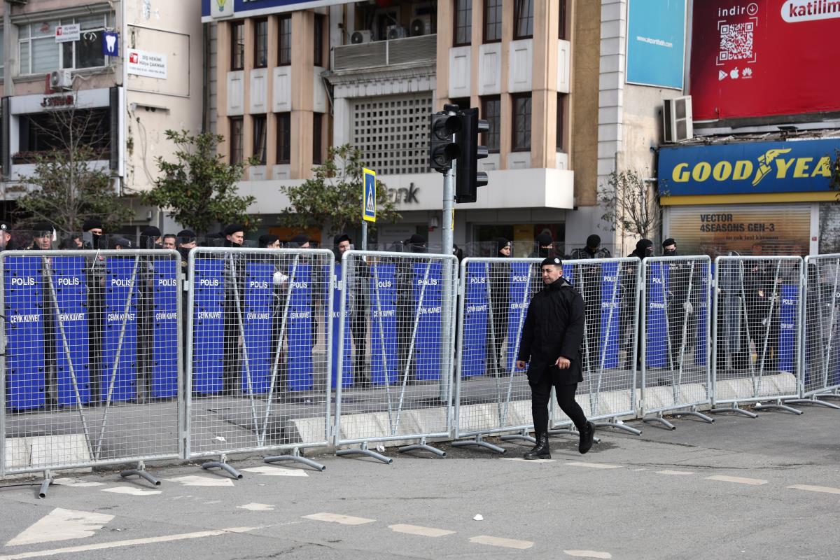 xxx02 EPA Erdem Sahin.jpg