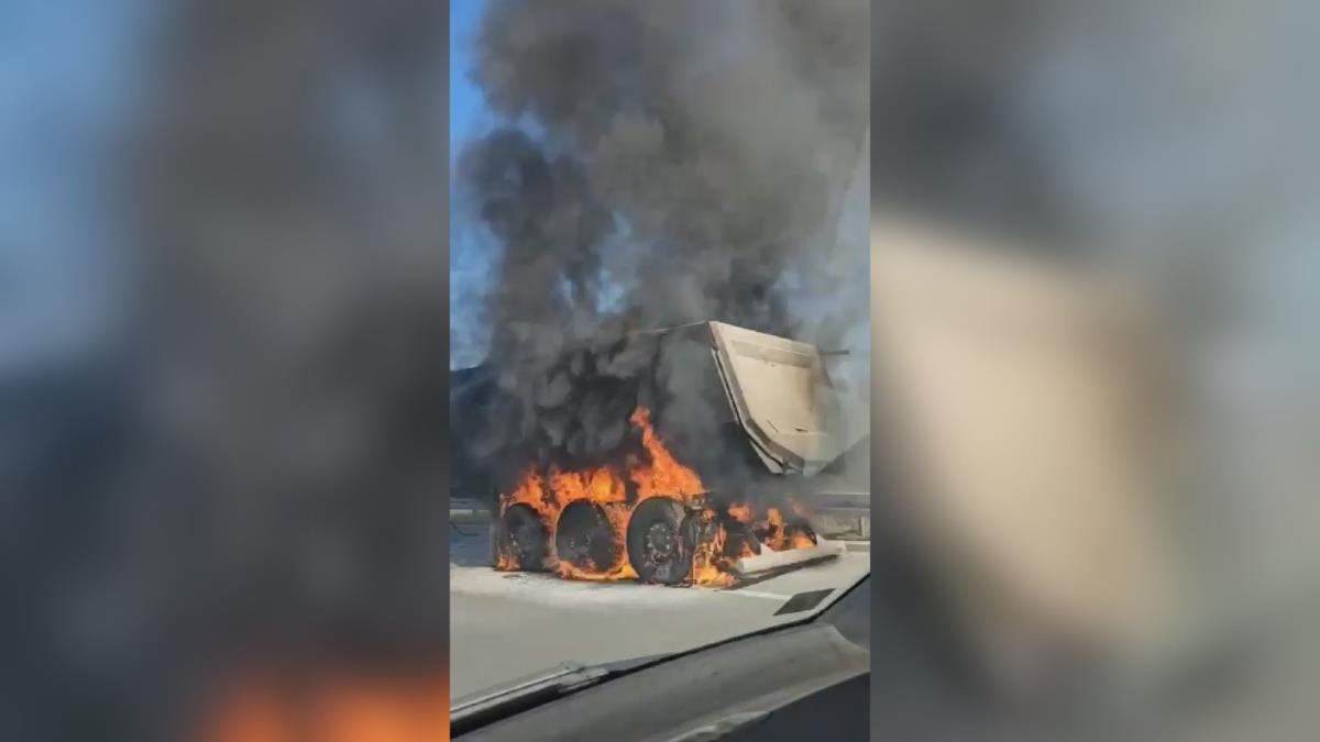 Zapalio se kamion na auto-putu Miloš Veliki kod Obrenovca