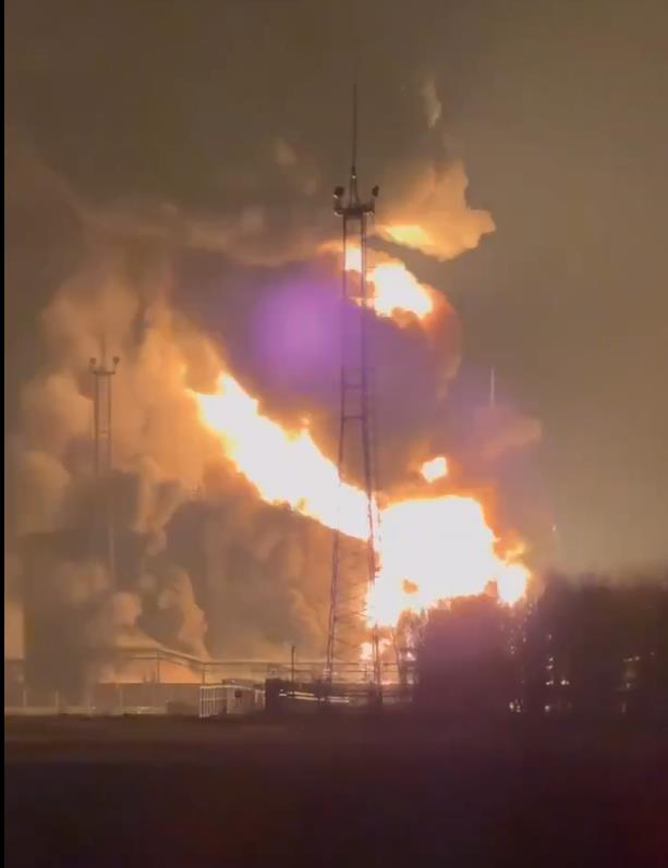 2025-03-21 10_02_18-Velika eksplozija u skladištu nafte u Rusiji, požar pokušalo ugasiti 450 vatroga.png