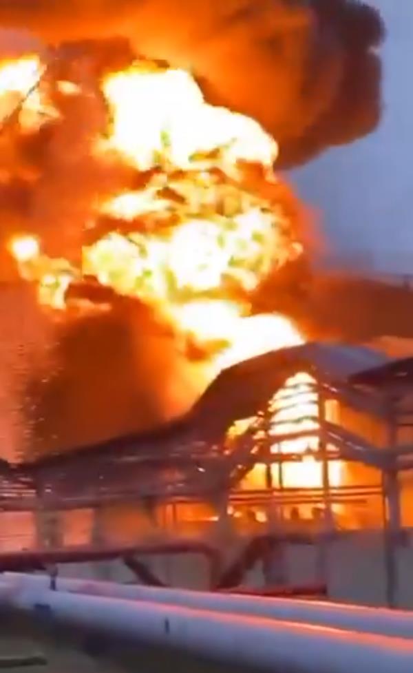 2025-03-21 10_02_08-Velika eksplozija u skladištu nafte u Rusiji, požar pokušalo ugasiti 450 vatroga.png