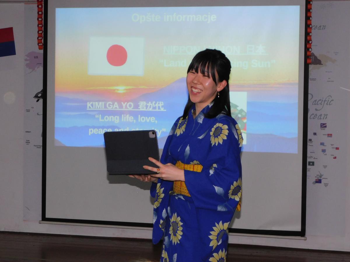 LOZNICA - Otpevala himnu  Japana.JPG