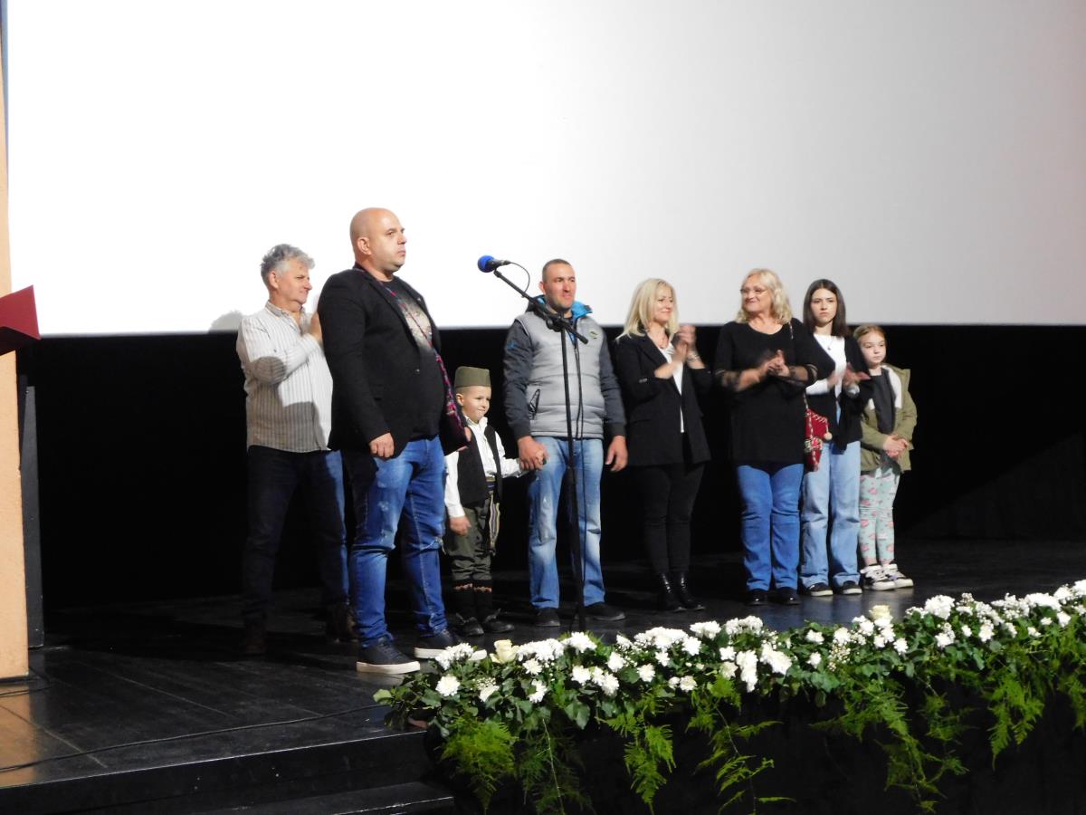 LOZNICA -Posle projekcije.JPG