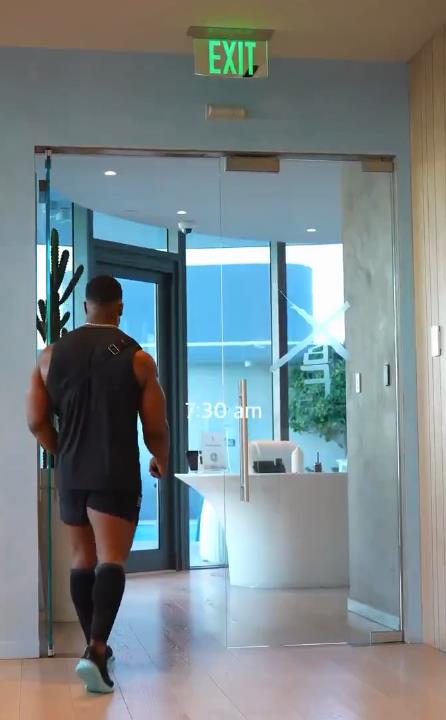 Ešton Hol jutarnja rutina foto X (8).png