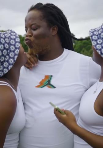 Sestre bliznakinje dele dečka 2.png