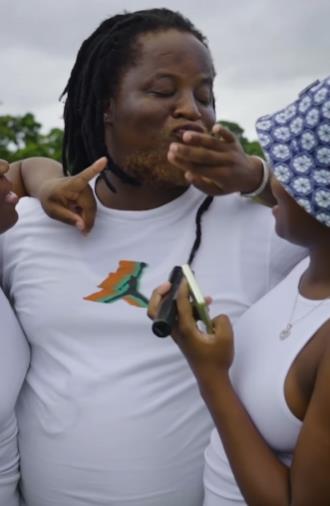 Sestre bliznakinje dele dečka 5.png