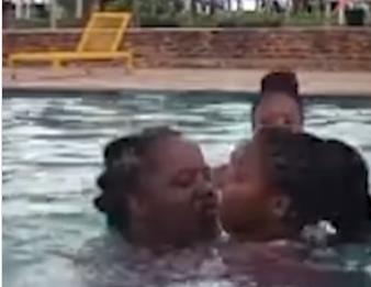 Sestre bliznakinje dele dečka 6.png