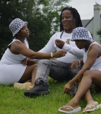 Sestre bliznakinje dele dečka 7.png