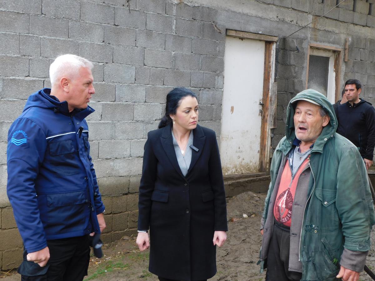 LOZNICA - Sa meštanima u Bradiću.JPG