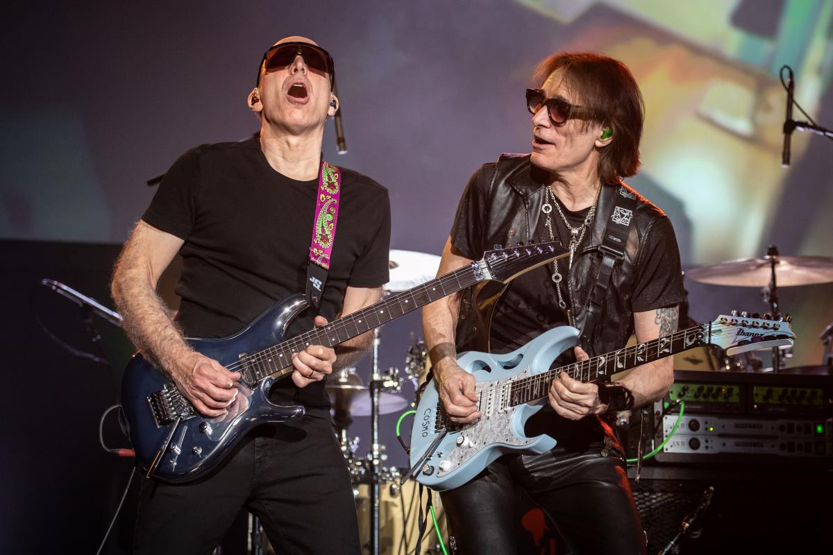 C5D_3489-JoeSatriani-SteveVai-Photo©JonLuini.jpg