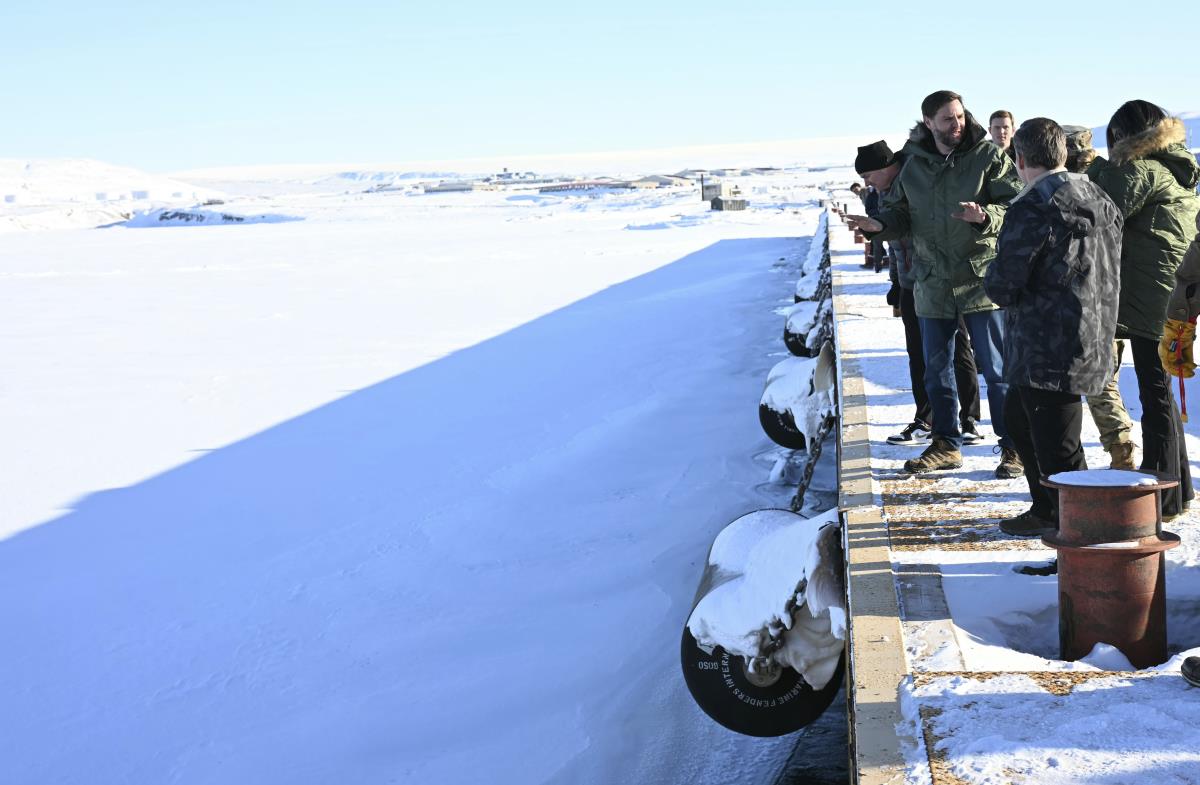 xxx01 AP Jim Watson.jpg