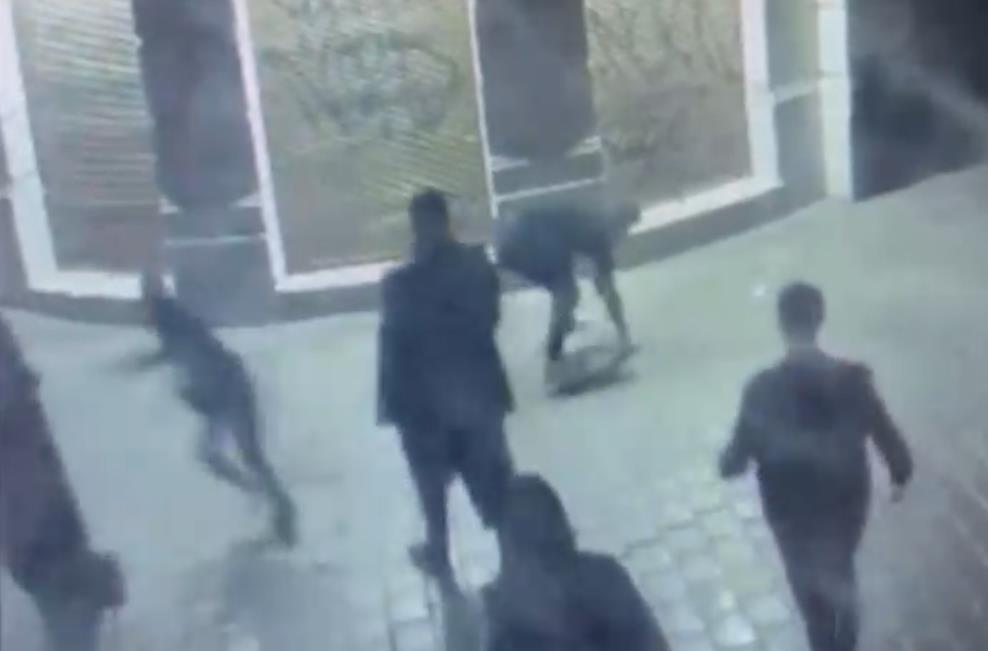 Blokaderi u Novom Sadu bacaju na pod stariju ženu