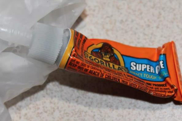 Džozef Ros trovao koleginicu super lepkom 3.png