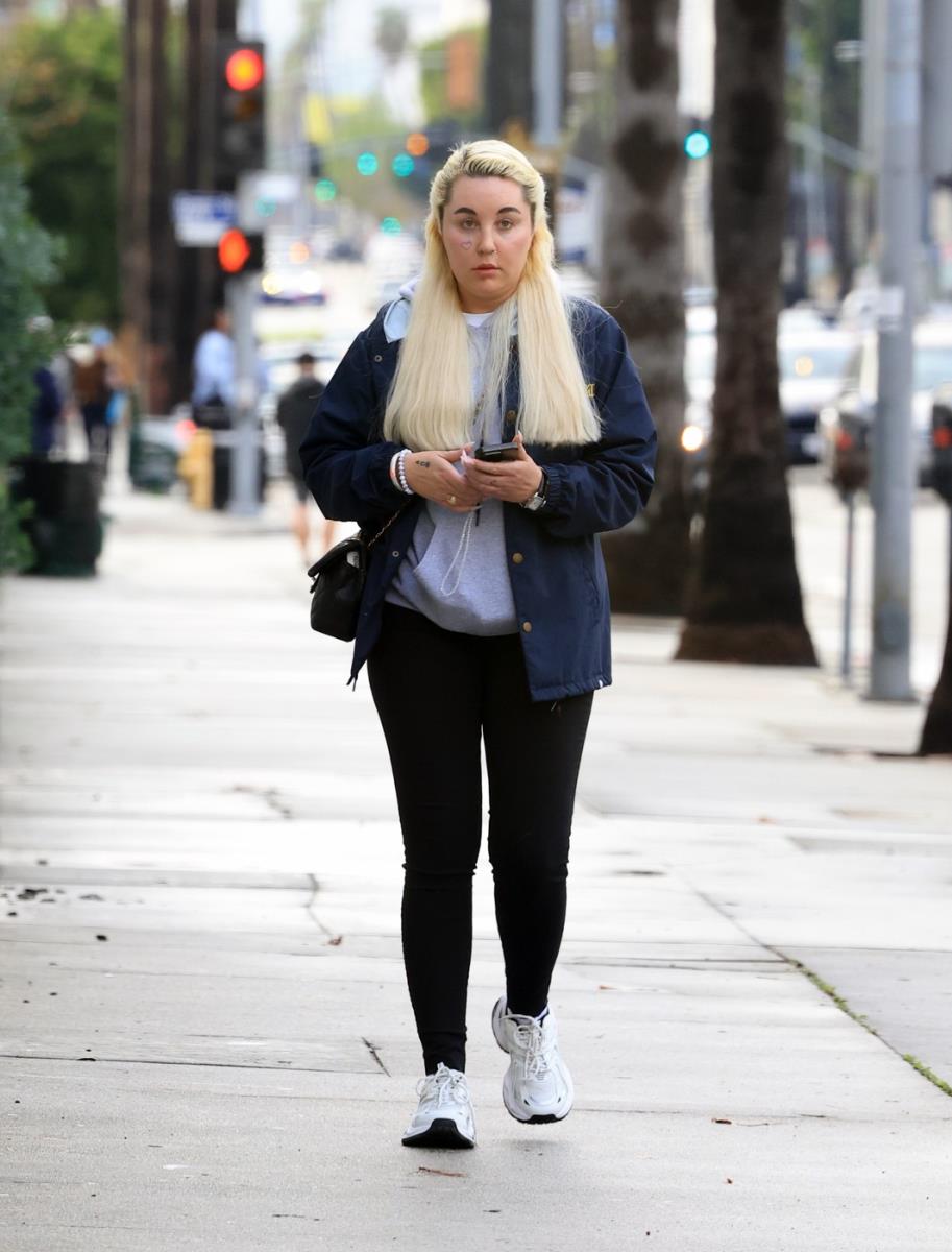 Amanda Bajns u sportskom izdanju hoda ulicom