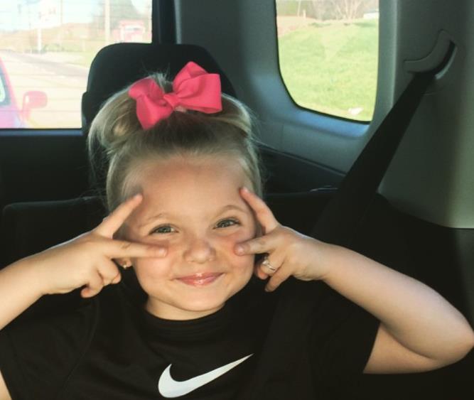 Aira Meri Braun kao devojčica u kolima