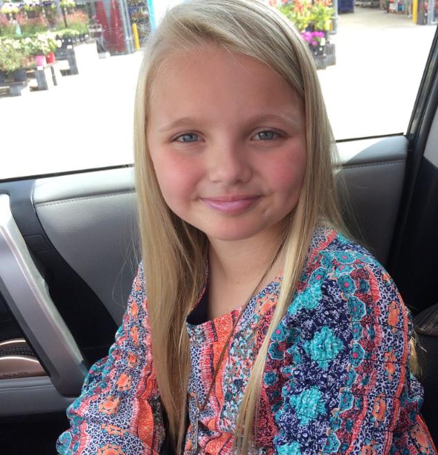 Aira Meri Braun kao devojčica u kolima