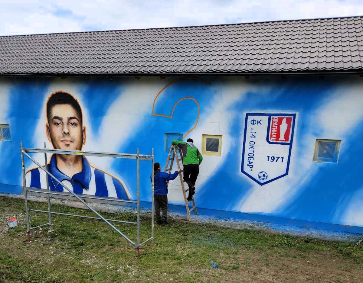 LOZNICA - Mural će biti gotov do nedelje  Foto FK 14. oktobar.jpg