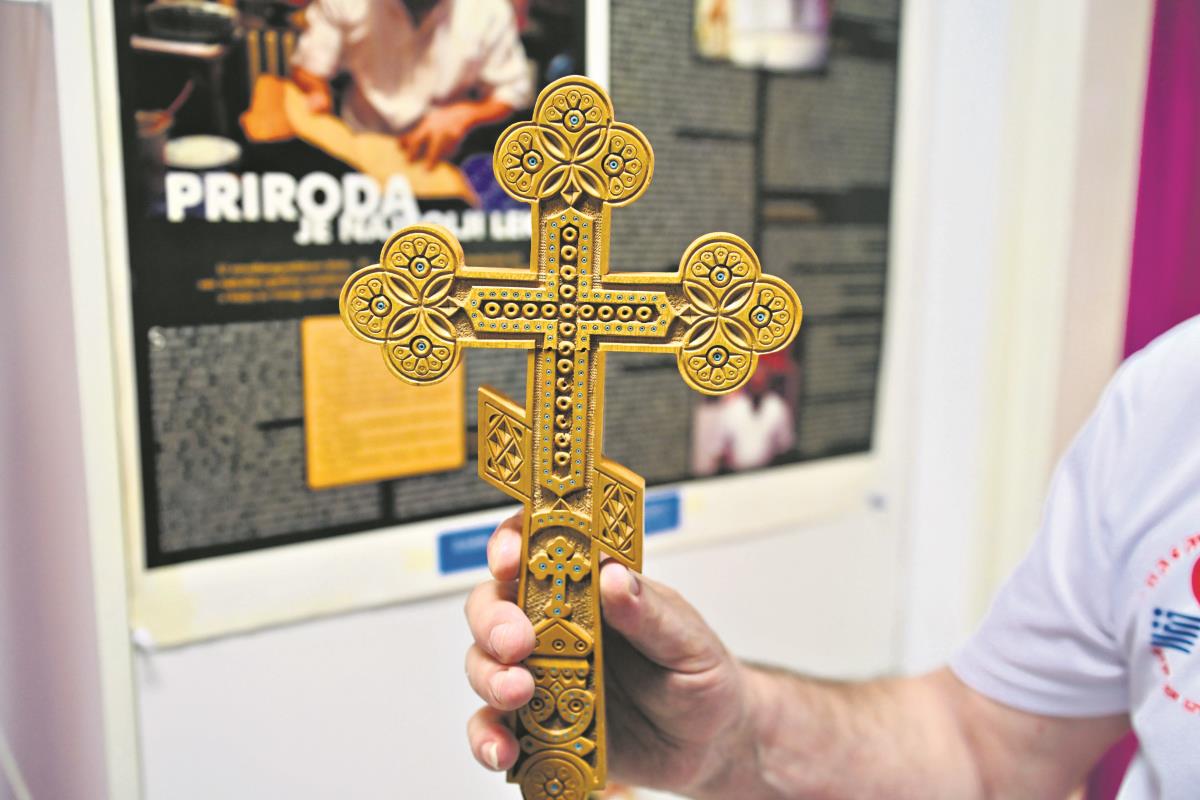 Od ruskog Patrijarha Alekseja poklon krst od kedrovine (2005.).jpeg