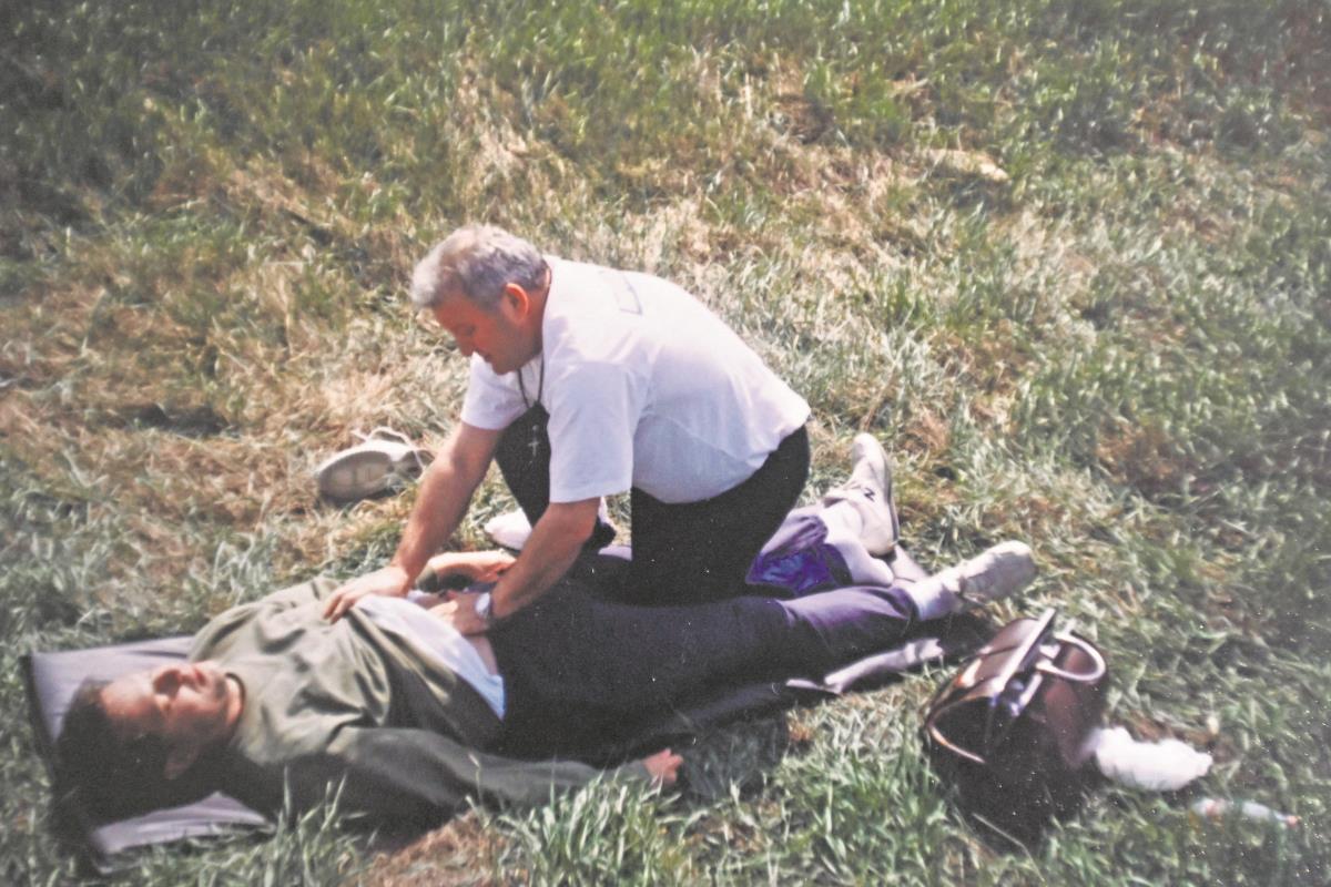 Pomoć maratoncina na terenu.jpeg