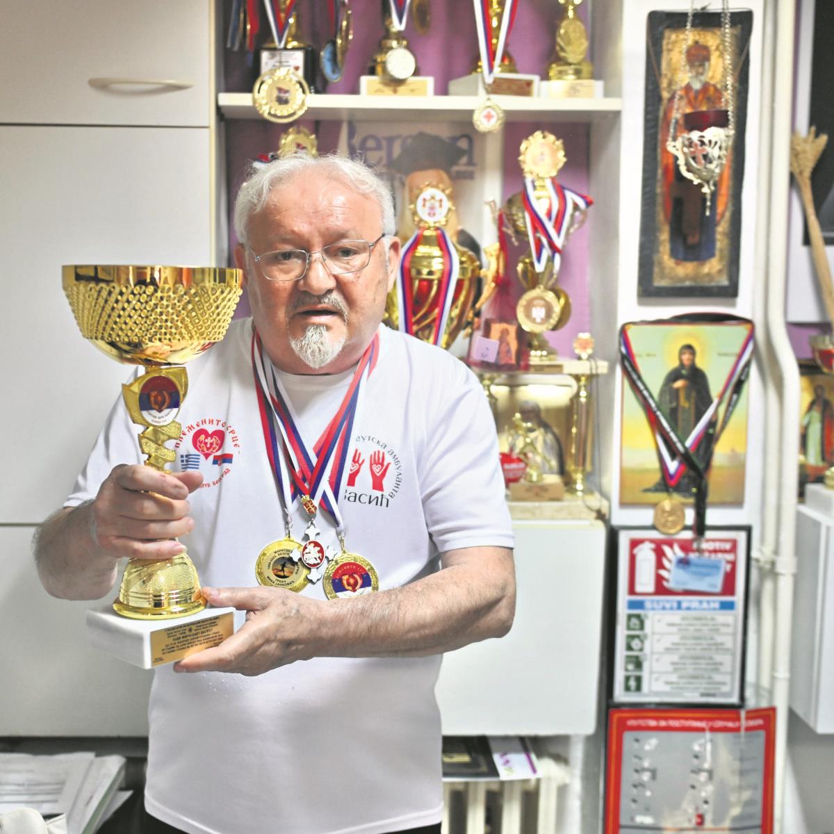 Pehar od Atletskog saveza Srbije povodom 25 godina kluba Plemenito srce.jpeg