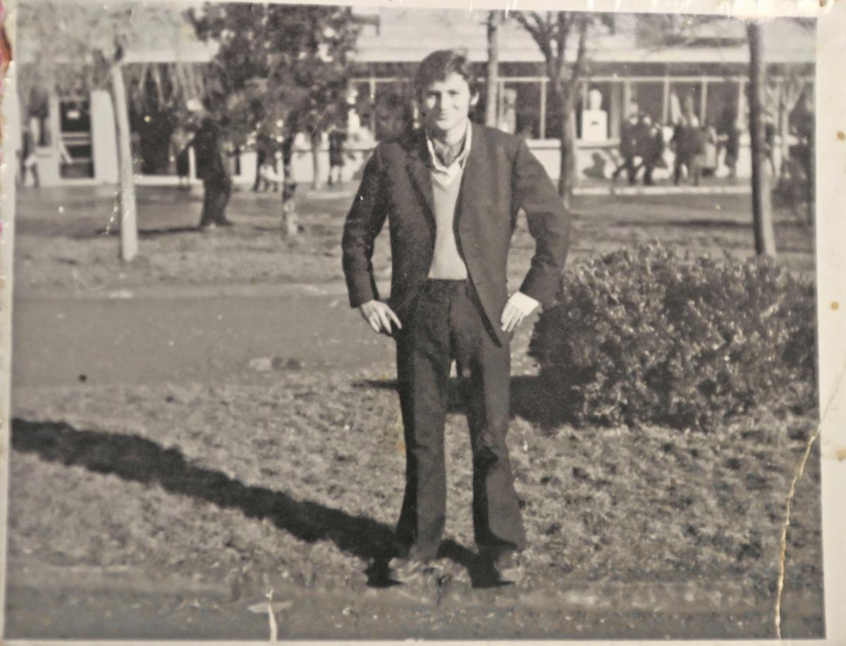 Miroslav sa 19 godina, leva ruka još uvek ukočena od udara.jpeg