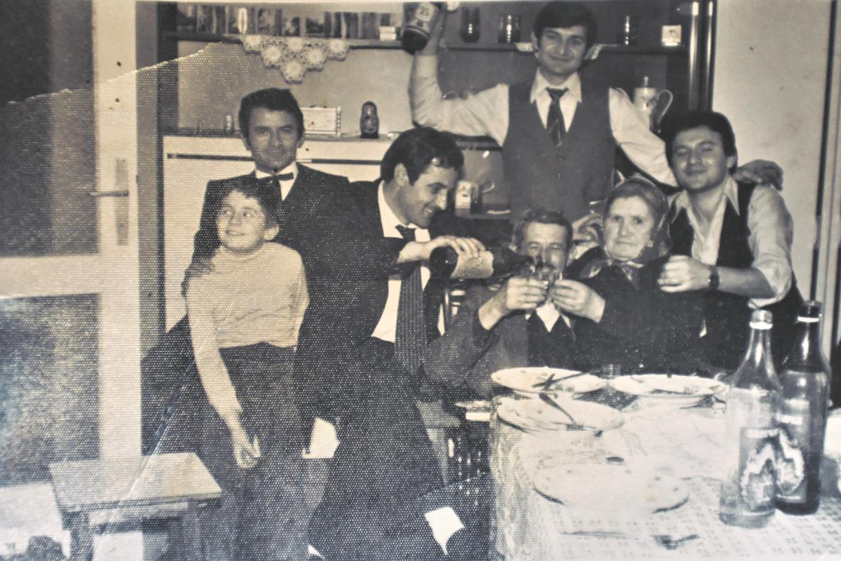 Miroslav (skroz desno) sa roditeljima, braćom i bratancem.jpeg